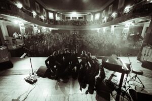 Manu Guix Instagram - Aquí teniu un petit recull de fotos del concert de final de gira de #Moments que vem fer divendres passat a l’Aliança del Poble Nou al festival @empremtesbcn. Va ser una autèntica meravella. Gràcies a tothom per venir a acompanyar-nos. Gràcies als meus veterans per ser sempre al meu costat (@jordifrancobass @sergi_torrents @jordiroquer @oriolcuso @jaumetrumpet). Gràcies a tot l’equip tècnic encapçalat per l’ Albert Cuellar de @kinoi_audiovisuals. Gràcies @carleslexus @creamusicbcn @gerard_koeman som un gran equip. Gràcies a la gent del festival @empremtesbcn per tractar-nos tan bé, i gràcies també a la gent del casino de l’Aliança del Poble Nou per fer-nos sentir com a casa en tot moment. 

Gràcies infinites a @elsamicsdelesarts pel preciós regal que em veu fer venint a cantar “No ens cal res més” amb nosaltres. Em va emocionar molt. Sou meravellosos @joanenricbarcelo @ferranpf Dani Alegret.

La gira #Moments s’ha acabat, però els concerts continuen. Ens seguim veient arreu. Petonassos a tots. #manuguixandtheveterans

📷 @bostakfilms @empremtesbcn
