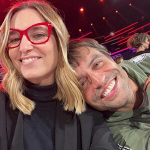 Manu Guix Instagram - Nos olvidamos la foto del domingo pasado, pero aquí tenemos dos del ensayo de hoy en el plató!!! VIVA LA NAVIDAD!!! VIVA @noegalera!!! Y VIVA @operaciontriunfo @primevideoes!!!! #NoSinMiNoe