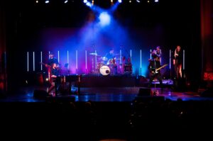 Manu Guix Instagram - Aquí teniu un petit recull de fotos del concert de final de gira de #Moments que vem fer divendres passat a l’Aliança del Poble Nou al festival @empremtesbcn. Va ser una autèntica meravella. Gràcies a tothom per venir a acompanyar-nos. Gràcies als meus veterans per ser sempre al meu costat (@jordifrancobass @sergi_torrents @jordiroquer @oriolcuso @jaumetrumpet). Gràcies a tot l’equip tècnic encapçalat per l’ Albert Cuellar de @kinoi_audiovisuals. Gràcies @carleslexus @creamusicbcn @gerard_koeman som un gran equip. Gràcies a la gent del festival @empremtesbcn per tractar-nos tan bé, i gràcies també a la gent del casino de l’Aliança del Poble Nou per fer-nos sentir com a casa en tot moment. 

Gràcies infinites a @elsamicsdelesarts pel preciós regal que em veu fer venint a cantar “No ens cal res més” amb nosaltres. Em va emocionar molt. Sou meravellosos @joanenricbarcelo @ferranpf Dani Alegret.

La gira #Moments s’ha acabat, però els concerts continuen. Ens seguim veient arreu. Petonassos a tots. #manuguixandtheveterans

📷 @bostakfilms @empremtesbcn