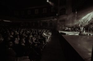 Manu Guix Instagram - Aquí teniu un petit recull de fotos del concert de final de gira de #Moments que vem fer divendres passat a l’Aliança del Poble Nou al festival @empremtesbcn. Va ser una autèntica meravella. Gràcies a tothom per venir a acompanyar-nos. Gràcies als meus veterans per ser sempre al meu costat (@jordifrancobass @sergi_torrents @jordiroquer @oriolcuso @jaumetrumpet). Gràcies a tot l’equip tècnic encapçalat per l’ Albert Cuellar de @kinoi_audiovisuals. Gràcies @carleslexus @creamusicbcn @gerard_koeman som un gran equip. Gràcies a la gent del festival @empremtesbcn per tractar-nos tan bé, i gràcies també a la gent del casino de l’Aliança del Poble Nou per fer-nos sentir com a casa en tot moment. 

Gràcies infinites a @elsamicsdelesarts pel preciós regal que em veu fer venint a cantar “No ens cal res més” amb nosaltres. Em va emocionar molt. Sou meravellosos @joanenricbarcelo @ferranpf Dani Alegret.

La gira #Moments s’ha acabat, però els concerts continuen. Ens seguim veient arreu. Petonassos a tots. #manuguixandtheveterans

📷 @bostakfilms @empremtesbcn