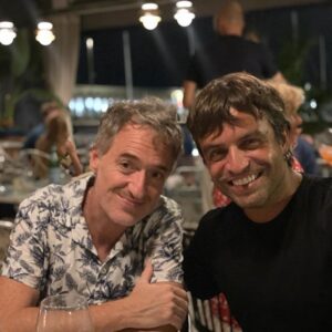 Manu Guix Instagram - Avui celebrem que fa 25 anys que compartim un somni, projectes, il.lusions, en definitiva, vida. No em faltis mai @rogerrodes. Per tot el que hem fet, compartit i viscut, i per tot el que vindrà. Alcem la copa i brindem per @medusaestudio, @medusamusicbcn i per nosaltres. #25anys #bodasdeplata
