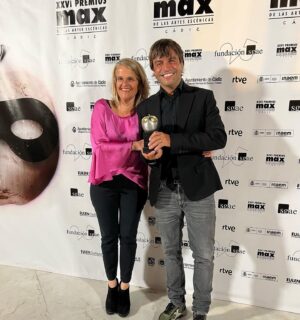 Manu Guix Instagram - Aquí amb la meva compi @bet.orfila (faltaves tu @angelllacer_oficial) recollint el @premiosmaxoficial “premio aplauso del público” pel @petitprincepbcn. Aquest premi és de TOTES les persones que han format part d’aquesta gran aventura, que encara té molta vida per davant. Estem immensament feliços!!!

Aquí con mi compi @bet.orfila (nos faltas tu @angelllacer_oficial) recogiendo el premio MAX Aplauso del Público por@el @petitprincepbcn. Este premio es de TODAS las personas que han formado parte de esta aventura, a la que queda muuuucha vida por delante. Estoy FELIZ!!!