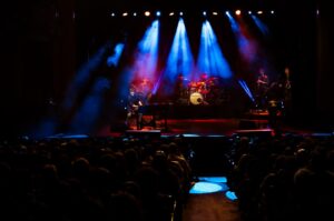 Manu Guix Instagram - Aquí teniu un petit recull de fotos del concert de final de gira de #Moments que vem fer divendres passat a l’Aliança del Poble Nou al festival @empremtesbcn. Va ser una autèntica meravella. Gràcies a tothom per venir a acompanyar-nos. Gràcies als meus veterans per ser sempre al meu costat (@jordifrancobass @sergi_torrents @jordiroquer @oriolcuso @jaumetrumpet). Gràcies a tot l’equip tècnic encapçalat per l’ Albert Cuellar de @kinoi_audiovisuals. Gràcies @carleslexus @creamusicbcn @gerard_koeman som un gran equip. Gràcies a la gent del festival @empremtesbcn per tractar-nos tan bé, i gràcies també a la gent del casino de l’Aliança del Poble Nou per fer-nos sentir com a casa en tot moment. 

Gràcies infinites a @elsamicsdelesarts pel preciós regal que em veu fer venint a cantar “No ens cal res més” amb nosaltres. Em va emocionar molt. Sou meravellosos @joanenricbarcelo @ferranpf Dani Alegret.

La gira #Moments s’ha acabat, però els concerts continuen. Ens seguim veient arreu. Petonassos a tots. #manuguixandtheveterans

📷 @bostakfilms @empremtesbcn