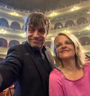 Manu Guix Instagram - Aquí amb la meva compi @bet.orfila (faltaves tu @angelllacer_oficial) recollint el @premiosmaxoficial “premio aplauso del público” pel @petitprincepbcn. Aquest premi és de TOTES les persones que han format part d’aquesta gran aventura, que encara té molta vida per davant. Estem immensament feliços!!!

Aquí con mi compi @bet.orfila (nos faltas tu @angelllacer_oficial) recogiendo el premio MAX Aplauso del Público por@el @petitprincepbcn. Este premio es de TODAS las personas que han formado parte de esta aventura, a la que queda muuuucha vida por delante. Estoy FELIZ!!!
