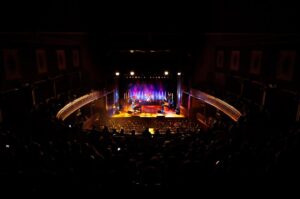 Manu Guix Instagram - Aquí teniu un petit recull de fotos del concert de final de gira de #Moments que vem fer divendres passat a l’Aliança del Poble Nou al festival @empremtesbcn. Va ser una autèntica meravella. Gràcies a tothom per venir a acompanyar-nos. Gràcies als meus veterans per ser sempre al meu costat (@jordifrancobass @sergi_torrents @jordiroquer @oriolcuso @jaumetrumpet). Gràcies a tot l’equip tècnic encapçalat per l’ Albert Cuellar de @kinoi_audiovisuals. Gràcies @carleslexus @creamusicbcn @gerard_koeman som un gran equip. Gràcies a la gent del festival @empremtesbcn per tractar-nos tan bé, i gràcies també a la gent del casino de l’Aliança del Poble Nou per fer-nos sentir com a casa en tot moment. 

Gràcies infinites a @elsamicsdelesarts pel preciós regal que em veu fer venint a cantar “No ens cal res més” amb nosaltres. Em va emocionar molt. Sou meravellosos @joanenricbarcelo @ferranpf Dani Alegret.

La gira #Moments s’ha acabat, però els concerts continuen. Ens seguim veient arreu. Petonassos a tots. #manuguixandtheveterans

📷 @bostakfilms @empremtesbcn