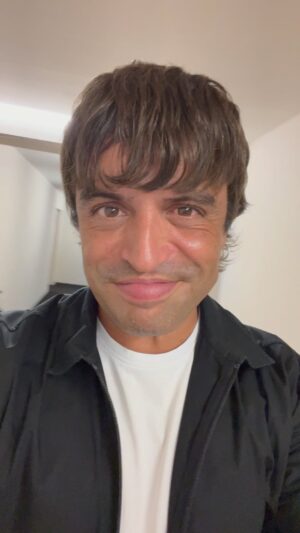 Manu Guix Instagram - Família. Ja el tenim aquí. Ja teniu disponible a totes les plataformes aquest “No ens cal res més”. Si us agrada, doneu-li molt d’amor i compartiu-lo. A partir de les 17h tindreu disponible el clip dirigit per @ikitomur a youtube. I estimeu-vos fort, com si no hi hagués demà. Al final la vida és això. I sabeu què? #NoEnsCalResMés @medusamusicbcn