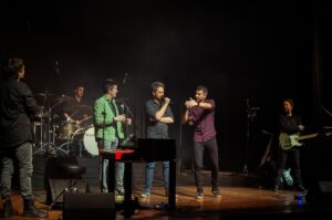 Manu Guix Instagram - Aquí teniu un petit recull de fotos del concert de final de gira de #Moments que vem fer divendres passat a l’Aliança del Poble Nou al festival @empremtesbcn. Va ser una autèntica meravella. Gràcies a tothom per venir a acompanyar-nos. Gràcies als meus veterans per ser sempre al meu costat (@jordifrancobass @sergi_torrents @jordiroquer @oriolcuso @jaumetrumpet). Gràcies a tot l’equip tècnic encapçalat per l’ Albert Cuellar de @kinoi_audiovisuals. Gràcies @carleslexus @creamusicbcn @gerard_koeman som un gran equip. Gràcies a la gent del festival @empremtesbcn per tractar-nos tan bé, i gràcies també a la gent del casino de l’Aliança del Poble Nou per fer-nos sentir com a casa en tot moment. 

Gràcies infinites a @elsamicsdelesarts pel preciós regal que em veu fer venint a cantar “No ens cal res més” amb nosaltres. Em va emocionar molt. Sou meravellosos @joanenricbarcelo @ferranpf Dani Alegret.

La gira #Moments s’ha acabat, però els concerts continuen. Ens seguim veient arreu. Petonassos a tots. #manuguixandtheveterans

📷 @bostakfilms @empremtesbcn