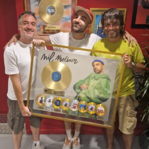 Manu Guix Instagram - Nuestro querido @nilmoliner nos acaba de traer este regalazo para ampliar nuestro wall of fame!!! Nuestro primer reconocimiento oficial como #Medusos!!!! Felicidad total verte triunfar tanto, Nil. ❤️❤️❤️❤️❤️❤️ equipazo @base85angel @carlesmp @base85mgmt @warnermusicspain