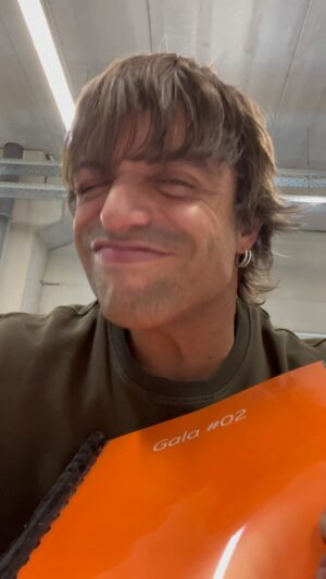 Manu Guix Instagram - Pues ya tenemos aquí el book de la #OTGala2. A las 16h reparto de temas y empezamos la semana a topeeeeeeeeeee!!!!! @operaciontriunfo @primevideoes