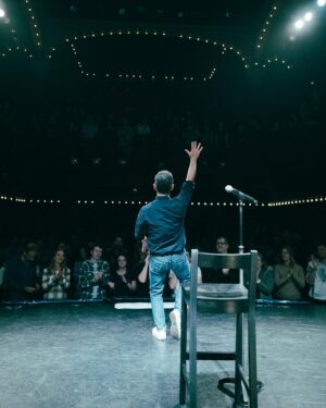 Manu Payet Instagram - 34 dates à guichets fermés au @theatredeloeuvre, merci ! 🙏🏻 

Hâte de vous rencontrer sur la tournée d’#Emmanuel2
