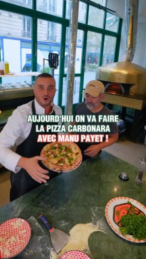 Manu Payet Instagram - On fait la recette pizza carbonara !🍕
Un duo de choc @manupayet et @peppeofficiel 🧑‍🍳🧑‍🍳

Tu penses quoi de cette pizza ?✍️

Un super moment de partage en cuisine 
Tenez vous prêt jeudi grosse surprise 🎁

#recette #pizza #food #pizzalover #cuisine #restaurant #chef