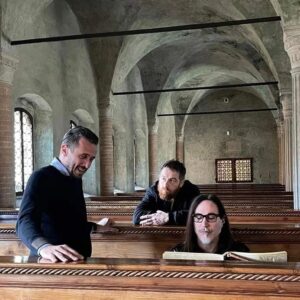 Manuel Agnelli Instagram - Nella settimana delle repliche di #Lazarus al Teatro Bonci, ho avuto il piacere di essere accompagnato a visitare la Biblioteca Malatestiana di Cesena. È la più antica biblioteca medievale-rinascimentale giunta intatta fino a noi e al tempo stesso è anche la prima biblioteca civica d’Italia. Malatesta Novello, che la fece costruire e la arricchì di volumi, alcuni dei quali fatti copiare presso la sua corte da una ventina di copisti italiani e stranieri, volle affidarla al comune, facendone un caso unico di biblioteca signorile e al tempo stesso pubblica.
Nel 2005 è stata riconosciuta “Memoria del Mondo” dall’Unesco, per il valore della struttura architettonica e per i codici conservati. È molto  bella, imponente ed è oggi visitabile, se capitate a Cesena. Grazie per avermela fatta scoprire 🙏

#bibliotecamalatestiana

@comune_di_cesena
@enzolattuca
@emiliaromagnateatro

📷 @claudia.delia