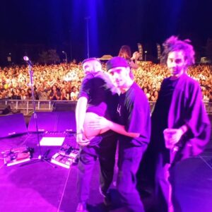 Manuel Agnelli Instagram - Anche ieri a Settimo Torinese qualche amico è venuto a trovarci! 🖤🖤
Ci vediamo il 7/9 a Milano @carroponteofficial e il 9/9 a Palma Campania @ecosuoni per la festa di fine tour!

@beatrice_antolini 
@___littlepiecesofmarmelade___ 
@giacomo.rossetti_rost 
📷 @maximarte
