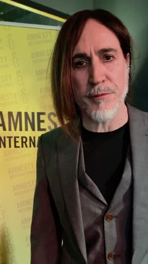 Manuel Agnelli Instagram - “Severodonetsk” di Manuel Agnelli è il brano vincitore del Premio Amnesty International Italia nella sezione Big!

Si tratta di un Premio che da 21 anni viene assegnato al miglior brano sui diritti umani pubblicato nel’anno precedente.

“Sono estremamente onorato di ricevere questo prestigioso premio. Ho sempre creduto che gli artisti dovessero avere un ruolo fondamentale nel trasmettere messaggi significativi. Ho scritto questa canzone per dare voce alle persone, vittime di violenza e sofferenza. Il mio obiettivo era di comunicare un messaggio che mettesse l’umanità al centro. Sono davvero felice che questa visione sia stata riconosciuta. Ricevere questo premio mi dà la sensazione di aver suscitato la reazione che speravo, corrispondente a ciò che desideravo raccontare”. Questo il commento di Manuel Agnelli durante la conferenza stampa di premiazione.

“Amnesty International Italia ha scelto di premiare questa canzone perché affronta in modo profondo il tema della guerra e fornisce uno spunto universale sui diritti umani, mettendo al centro le persone e sottolineando l’importanza della vita”, Alba Bonetti, presidente di Amnesty International Italia.

La premiazione nella serata finale del festival @vociperlaliberta – Una Canzone per Amnesty” in programma dal 21 al 23 luglio a Rovigo. Vi aspettiamo!