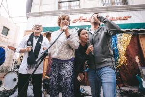 Manuel Baqueiro Instagram - Breve resumen del fiestón de despedida de @amaresparasiempre donde lo dimos todo. Dimos risas, abrazos, alegría, lágrimas… dimos sobre todo mucho amor, porque hay algo innegable, somos una familia y nos amaremos para siempre. Os quiero compañeros. Gracias por tanto. #series #amaresparasiempre #manubaqueiro #party