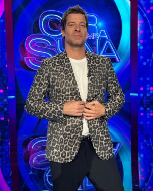 Manuel Baqueiro Instagram - Un gustazo ir a cantar y sobre todo a disfrutar a un programa del que siempre he sido fan incondicional como es @tucaramesuena y encima poder imitar a un tipo al que admiro tanto como es Loquillo. Larga vida al buen rollismo y a la música, larga vida a @tucaramesuena !!!
#music #television #loquillo #tucaramesuena #live