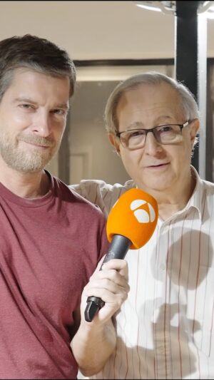Manuel Baqueiro Instagram - La última Navidad de #AmarEsParaSiempre promete sorprender y emocionar a los espectadores de la serie. Los actores @manubaqueiro_ y @joseantoniosayagues, nuestros queridos Marcelino y Pelayo, envían un mensaje a todos los fans. ¡Feliz Navidad! ❤️⭐️🎄🎁❤️‍🩹