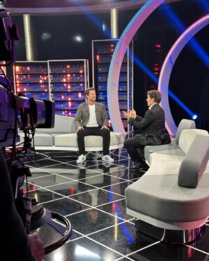 Manuel Baqueiro Instagram - Un gustazo ir a cantar y sobre todo a disfrutar a un programa del que siempre he sido fan incondicional como es @tucaramesuena y encima poder imitar a un tipo al que admiro tanto como es Loquillo. Larga vida al buen rollismo y a la música, larga vida a @tucaramesuena !!!
#music #television #loquillo #tucaramesuena #live