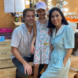 Manuel Baqueiro Instagram - Hoy ha venido a visitarnos nuestra fan número uno, y que me tiene robado el corazón. La pequeña Aroa, que nos ha encandilado a todos con su risa incondicional. 
Me ha prometido que volverá más fuerte que nunca, para rodar una secuencia junto a  sus queridos Manolita y Marce. Toda la fuerza del mundo pequeña. Gracias por enseñarme tanto,  esto lo sacamos adelante. El Asturiano siempre va a ser tu casa. Y todo el apoyo siempre para la @fpdeseo que se deja la piel por esos locos bajitos. Te queremos Aroa, vuelve pronto. #kids #fundacionpequeñodeseo