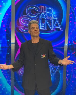 Manuel Baqueiro Instagram - Un gustazo ir a cantar y sobre todo a disfrutar a un programa del que siempre he sido fan incondicional como es @tucaramesuena y encima poder imitar a un tipo al que admiro tanto como es Loquillo. Larga vida al buen rollismo y a la música, larga vida a @tucaramesuena !!!
#music #television #loquillo #tucaramesuena #live