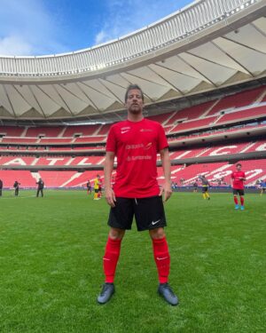 Manuel Baqueiro Instagram - Gran partido benéfico hoy en el campo del Atleti, a beneficio de @downmadrid , un gusto siempre colaborar en todo lo que se pueda y no vamos a negarlo, una gozada ya de por sí el poder jugar en un estadio como este y con grandes compañeros y amigos. Entra en @downmadrid y colabora!!! Excelente organización como todos los años por parte del gran @richy0coma0castellanos . Bravo amigo!!! #soccer #fútbol #benefico #atleticomadrid