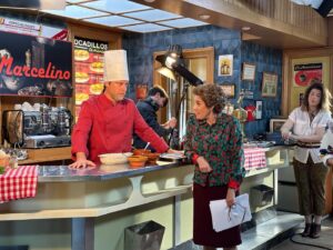 Manuel Baqueiro Instagram - Y tú, te apuntas a cocinar con Marcelino? Ayer terminamos el rodaje pero en emisión siguen los capitulazos finales de @amaresparasiempre ! No te los pierdas, son brutales!!! #amar #series #manubaqueiro #shooting pic by @manuel_fiestas_art