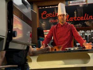 Manuel Baqueiro Instagram - Y tú, te apuntas a cocinar con Marcelino? Ayer terminamos el rodaje pero en emisión siguen los capitulazos finales de @amaresparasiempre ! No te los pierdas, son brutales!!! #amar #series #manubaqueiro #shooting pic by @manuel_fiestas_art
