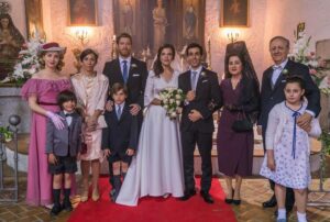 Manuel Baqueiro Instagram - Sabrías identificarnos a todos los personajes y actores que aparecen en esta foto de la boda de mi hija? 😉. Venga, a ver cuánto sabéis de @amaresparasiempre !!! #amaresparasiempre #manubaqueiro #luciamartinabello …