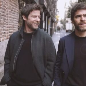 Manuel Baqueiro Instagram - Pues nada, a petición popular el video del hundimiento, en el que se observa como el hermano pequeño @alfonsobassave al que le he enseñado todo en la vida menos el yoga, decide sabotear mis respuestas para mayor gloria de su persona. Pagarás caro por ello, bro!!! 😂 #brothers #actors #elle #foodie