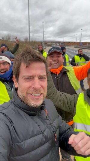 Manuel Baqueiro Instagram - Cruzando España para llegar a la función a tiempo, entendemos las demandas de los agricultores y también agradecemos que nos hayan dejado cruzar La Mancha, para poder actuar en Hellín y no dejar a la gente sin función de teatro. También agradecemos a la @guardiacivil062 su encomiable trabajo y su colaboración para poder llegar a tiempo. #teatro #ontour #elcampoesfuturo #españa #manubaqueiro