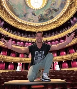 Manuel Baqueiro Instagram - La belleza del Teatro Victoria Eugenia. No me deja de sorprender cada vez que vengo, y son unas cuantas ya. Su belleza, su clase, su gente siempre educada y dispuesta, su público donostiarra, exigente pero justo y sabio. Un lugar donde sabes que no te van a regalar nada, pero donde tienes claro que siempre se hará justicia y no escucharás un móvil, una tos, un comentario en plena representación. Que viva Donostia y su gente! Que viva el teatro! #teatro #donostia #actor #ontour #astenagusia #manubaqueiro