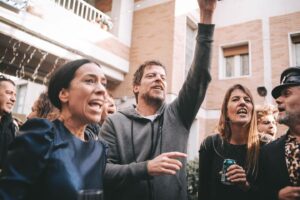 Manuel Baqueiro Instagram - Breve resumen del fiestón de despedida de @amaresparasiempre donde lo dimos todo. Dimos risas, abrazos, alegría, lágrimas… dimos sobre todo mucho amor, porque hay algo innegable, somos una familia y nos amaremos para siempre. Os quiero compañeros. Gracias por tanto. #series #amaresparasiempre #manubaqueiro #party