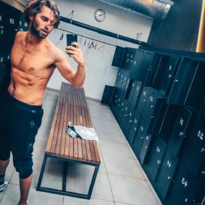 Manuel Broekman Instagram - Maandag ramdag! Gymmen, zodat ik morgen weer naar de oliebollen kraam kan 😂