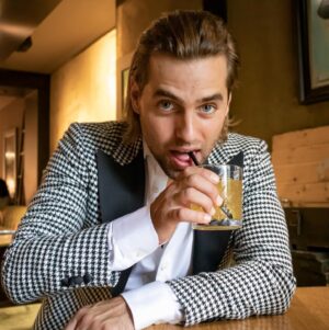 Manuel Broekman Instagram - Do you want it shaken, or stirred? 🍸 ⁠Playboy legde mij het vuur aan de schenen met 20 vragen. Nu ben jij aan de beurt. Als je mij 1 ding kon vragen, wat zou dat dan zijn? De tien leukste beantwoord ik! GO!⁠
.⁠
.⁠
.⁠
#ditwasleuk #fotoshoot #interview #playboynl #playboy