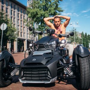 Manuel Broekman Instagram - End of summer is near... Wie moet ik nog even ophalen in stijl? 😎
.
.
.
#boysofsummer #batmobile #ride #amsterdam
