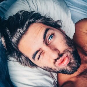 Manuel Broekman Instagram - Sunday selfie time! Wat doe jij het liefst op een luie zondag? Hang je in bed met je lief? Ga je trainen? Series bingen? Wordt er gekookt of ben je de kerstboom al aan het optuigen 🤪? #sunday #chill #selfie #amsterdam