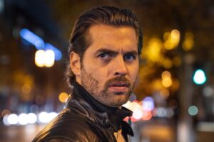 Manuel Broekman Instagram - New serie! 
Aankomende vrijdag gaat op @zdfneo de nieuwe serie The Bank Hacker in premiere en ik heb een intens verhaal te vertolken. Iedereen heeft een eigen verhaal. Zo ook: Prince Daman. Mijn personage. Toen ik de rol kreeg had ik zeker een herkenning in de loyaliteit die hij heeft naar zijn (surrogaat)vader. Aan verwachtingen voldoen. Gezien worden. Compenseren. In Prince zijn geval gaat het hand in hand met criminaliteit. Ongeremd en triggergevoelig, razernijen met daaronder kwetsbaarheid. Ik vond het mega vet om in deze rol te duiken en heb genoten van het team die mij vrij lieten spelen. Ben benieuwd wat de Duitse medemens ervan gaat vinden! @demensenbe #demensen #thebankhacker