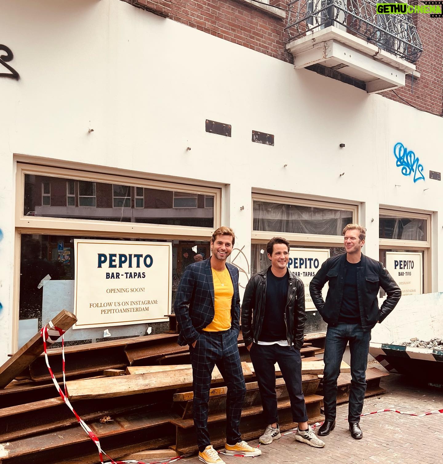 Manuel Broekman - 1.5K Likes - De tapas bar “PEPITO” in Amsterdam is in de maak.
Ik ga mn eerste Spaanse avontuur aan met mn carlitos @tijnverstappen @matthieujansen Dansend & zingend zullen wij de lekkerste tapas uit gaan serveren. Stay tuned&follow @pepitoamsterdam