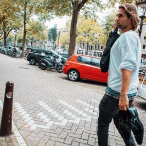 Manuel Broekman Instagram - Altijd onderweg naar nieuwe dingen... en met een extra paar schoenen kom je er wel ;) 
.
.
.
#amsterdam #zapatos #acteren #script