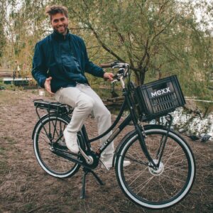 Manuel Broekman Instagram - Herinner jij de eerste kus of date met je lief nog? Was het in de auto, achterop de fiets of gewoon lekker in het park met een zonnetje erbij? Ik weet het nog heel goed. Ik kon de vrouw van mijn dromen echt het hof maken, picknicks, dates, altijd achterop de fiets door de stad, alles voor l’amour (he schat ;-)). Ze zeggen natuurlijk dat Parijs de stad van de liefde is, maar voor mij is dat echt wel Amsterdam! Niet alleen omdat ik daar mijn lief heb gevonden maar ook door de mooie kronkelende grachten, parken, de jolige open “Amsterdammers”, de straatmuzikanten en de verwonderende bezoekers. Leuk dat Mexx mij vroeg voor deze bike trip down memory lane, ik heb genoten!

#everythingshouldbexx #ad