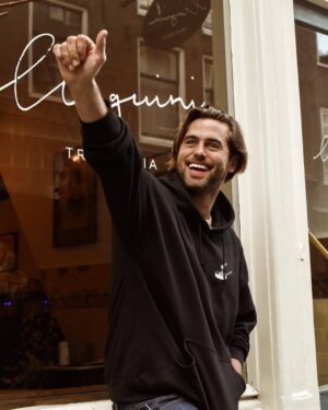 Manuel Broekman Instagram - Lieve mensen! Een tijdje geleden deed ik een post over @linguinitrattoria, het nieuwe restaurant van een van mijn goede vrienden. Door die rot covid zijn ook zij, luttele weken na de opening, helaas dicht gegaan. En het liep als een speer! Vandaar dat ik deze toppers willen supporten zodat ze na deze semi lockdown gewoon weer open kunnen! Je kunt daarom de nu al legendarische Linguini Sweater kopen via de link in mijn bio. Dit wordt een keihard collectorsitem, dat snap je 😄 support je locals! Liefde!