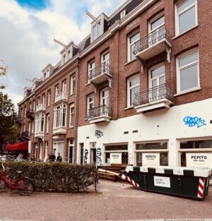 Manuel Broekman Instagram - De tapas bar “PEPITO” in Amsterdam is in de maak.
Ik ga mn eerste Spaanse avontuur aan met mn carlitos @tijnverstappen @matthieujansen Dansend & zingend zullen wij de lekkerste tapas uit gaan serveren. Stay tuned&follow @pepitoamsterdam