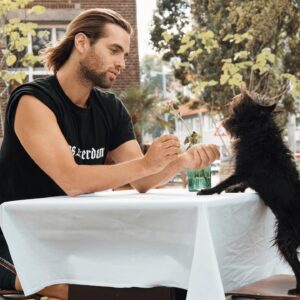 Manuel Broekman Instagram - Ze zeggen dat liefde van een hond door de maag gaat (of was het van de man). Daarom ga ik af en toe even op stand dineren met dit wezentje. Hebben we diepgaande gesprekken over haar coupe soleil, bespreken we het knuffelrooster en slurpen we pasta bolognese. 🐶🍝 wie schuift er aan? 
#adoptdontshop