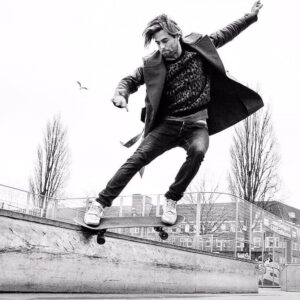 Manuel Broekman Instagram - Zwemmen, skaten, wandelen. Het klinkt cliché maar een mens moet op een bepaalde manier in beweging blijven, dan hou je automatisch je koppie erbij. Blijf elkaar nog even steunen, wees lief en laten we dan een meer vrije zomer tegemoet gaan🙏