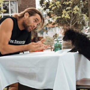 Manuel Broekman Instagram - Ze zeggen dat liefde van een hond door de maag gaat (of was het van de man). Daarom ga ik af en toe even op stand dineren met dit wezentje. Hebben we diepgaande gesprekken over haar coupe soleil, bespreken we het knuffelrooster en slurpen we pasta bolognese. 🐶🍝 wie schuift er aan? 
#adoptdontshop
