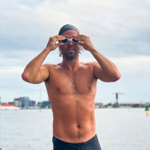 Manuel Broekman Instagram - A swim a day keeps the doctor away 😄 #zwembroekman #zbm
