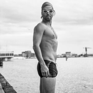 Manuel Broekman Instagram - 🦈 Wat ben ik lekker de week in gedoken vanochtend mensen. In ’t ij voel ik me vrij en als een vis zo blij. Maar, genoeg rijmelarij, we gaan weer zo veel leuke creatieve dingen doen deze week met als hoogtepunt.... De lancering van POEN (@poen_music). Dit gaan we de ether in slingeren met een hoop bravoure en glamour dus houd alsjeblieft morgen mijn stories in de gaten want dan krijg je alvast een mini sneak peak. Wat worden jouw piekmomenten deze week? Of is het gewoon nog vakantietijd? 
.
.
.
#maandag #poen #pornvibe #ij #amsterdam