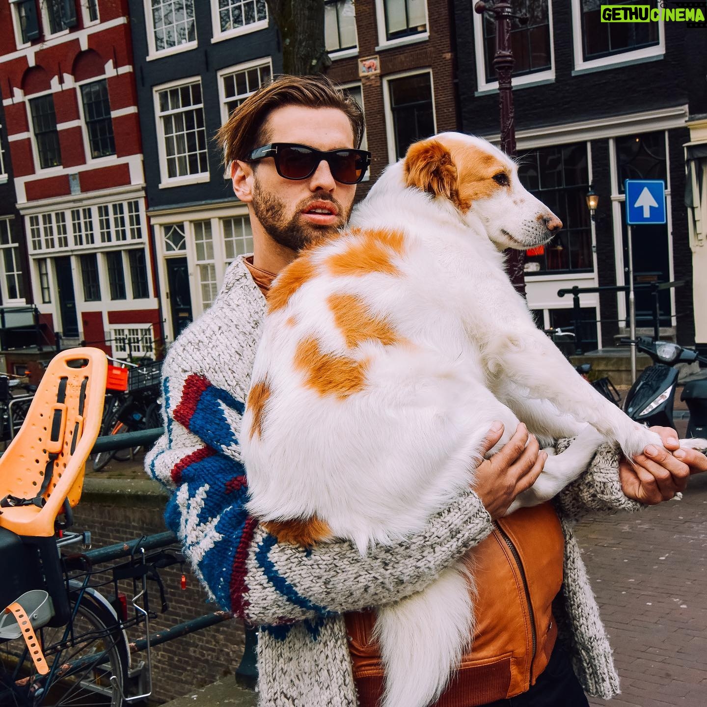 Manuel Broekman - 4K Likes - Verdrietig nieuws moeten we soms ook met andere delen. Want dat is het leven. En onze lieve Wisky is helaas niet meer met ons. We ruilden een pakje peuken met een alcoholist in Turkije voor jouw mooie wollige verschijning. Niet veel later paradeerde je door de straten van Amsterdam. Altijd goed gemutst en zoals een mooie Wisky werd je leuker met de jaren. Altijd op avontuur. Zo blij dat we je zo lang bij ons hebben gehad, zalig beest. Veel plezier in de hondenhemel.
.
.
.
#adoptdontshop #straydog