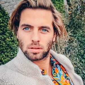 Manuel Broekman Instagram - Kek blousje dont care! Liggen jullie ook alweer in sluimerstand voor de buis? Xx