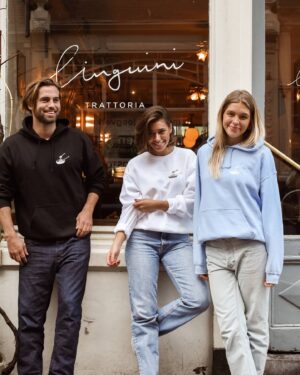 Manuel Broekman Instagram - Normaal gesproken op donderdag lekker shoppen en de stad in 🍝 nu halen we die @linguinitrattoria vibe gewoon naar je thuis! Die truien gaan als een gek mensen, dus als je er nog geen hebt moet je rapido zijn 🤓 de link staat nog even in mijn bio... spreek ook al een aardig woordje Italiaans ineens ;-) CIAO BELLA'S EN BELLO'S! 🌹